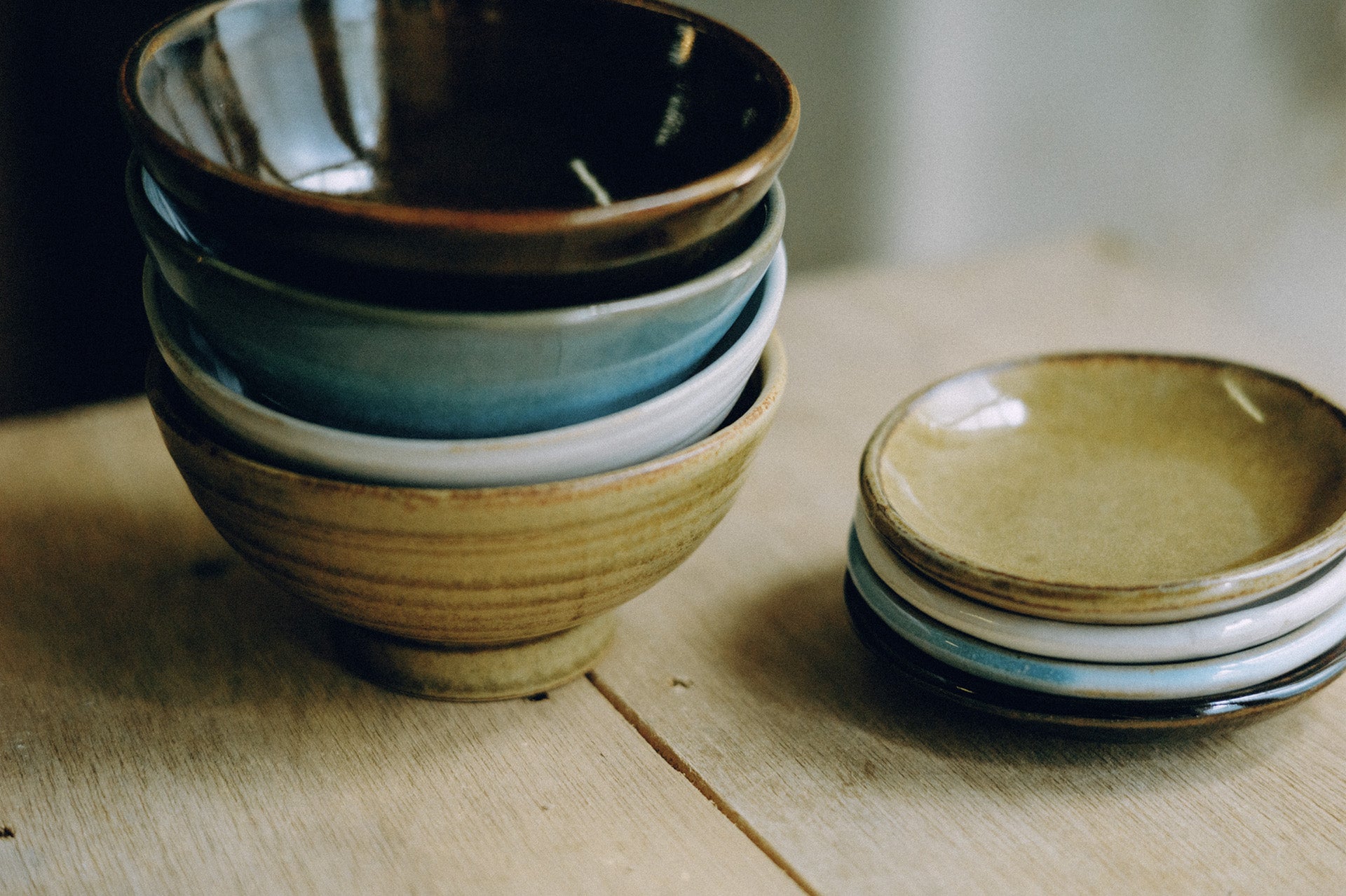 手作業でつくられる茨城県の「笠間焼」茶碗と小皿を新発売